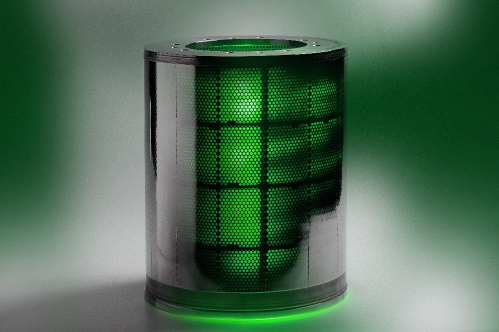 Das Bild zeigt den zylindrischen SimConDrill Zyklonfilter mit lasergebohrter Filterfolie mit 10 µm großen Löchern. Die kleinen Löcher sind in einer wabenartigen Stützstruktur positioniert, die die Festigkeit des Filters erhöhen