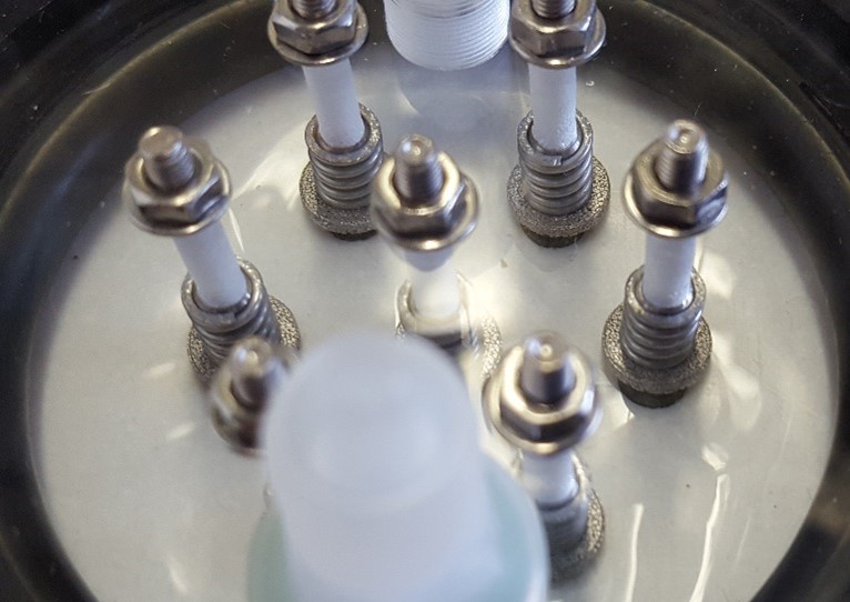 Innovatec OzonArray Elektrolysezelle, bestehend aus 7 strukturiert angeordneten Elektrodensystemen.  