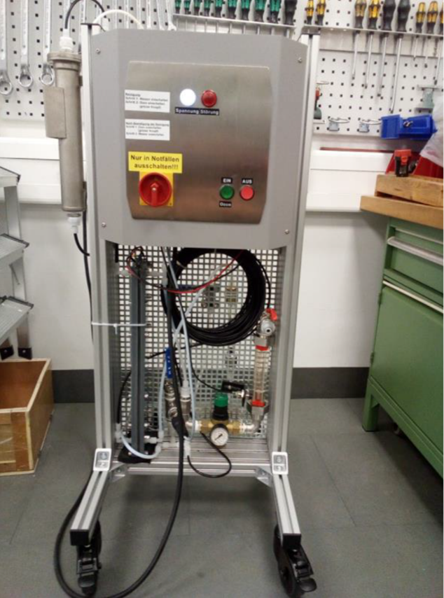 Innovatec OzonArray Elektrolysezelle bestehend aus 100 strukturiert angeordneten Elektrodensystemen in rollbarem Prüfstand zum direkten Anschluss an die Trinkwasserleitung.  
