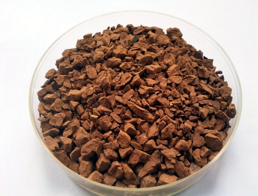 Das Bild zeigt Agglomerate, die aus dem Rohprodukt Schwertmannit gewonnen wurden und als Schüttgut in Adsorptionskolonnen zur Wasserreinigung eingesetzt werden können.