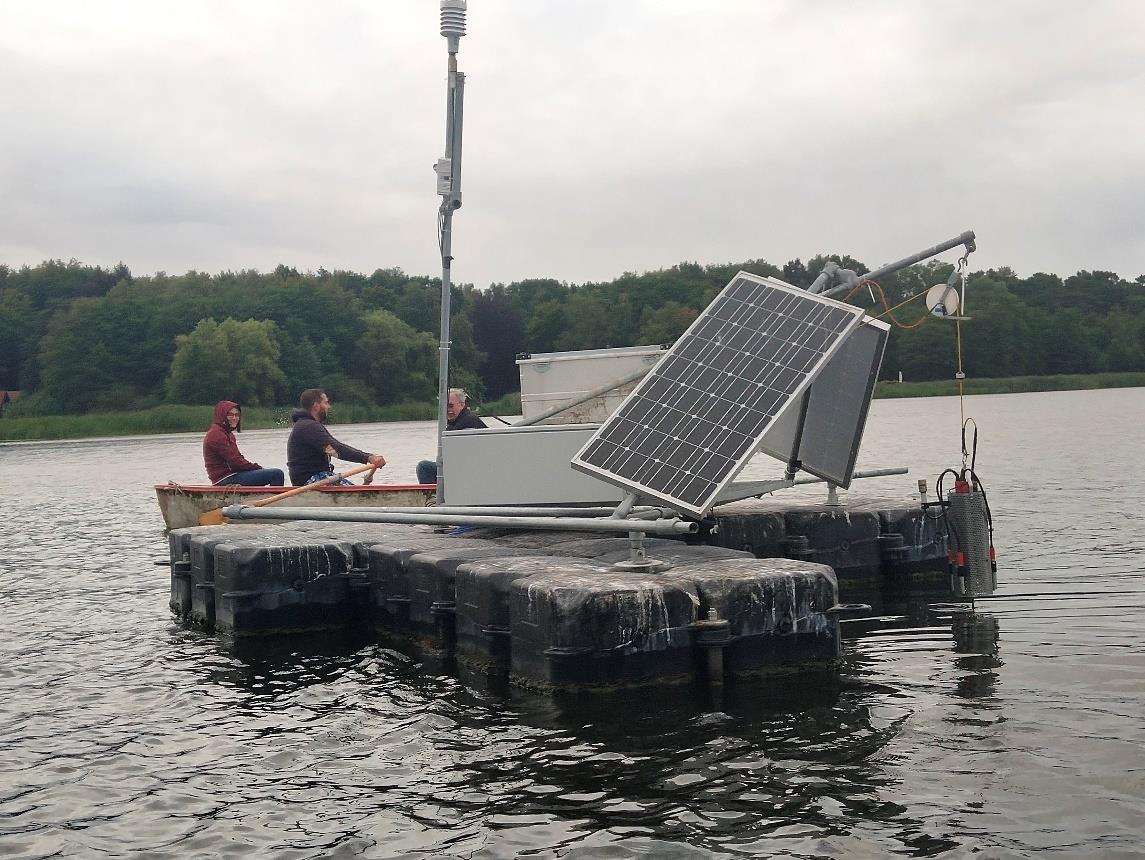 Die entwickelte Tiefenprofilmessboje während der Messung im Westensee bei Felde. Zu sehen sind der BIOLIFT, die Wetterstation und die Solarpanele der autarken Energieversorgungseinheit. In den Boxen befindet sich die Elektronik und die mechanischen Komponenten (Winde, Kontrollbox, Batterie, Datenübertragung, etc.)
