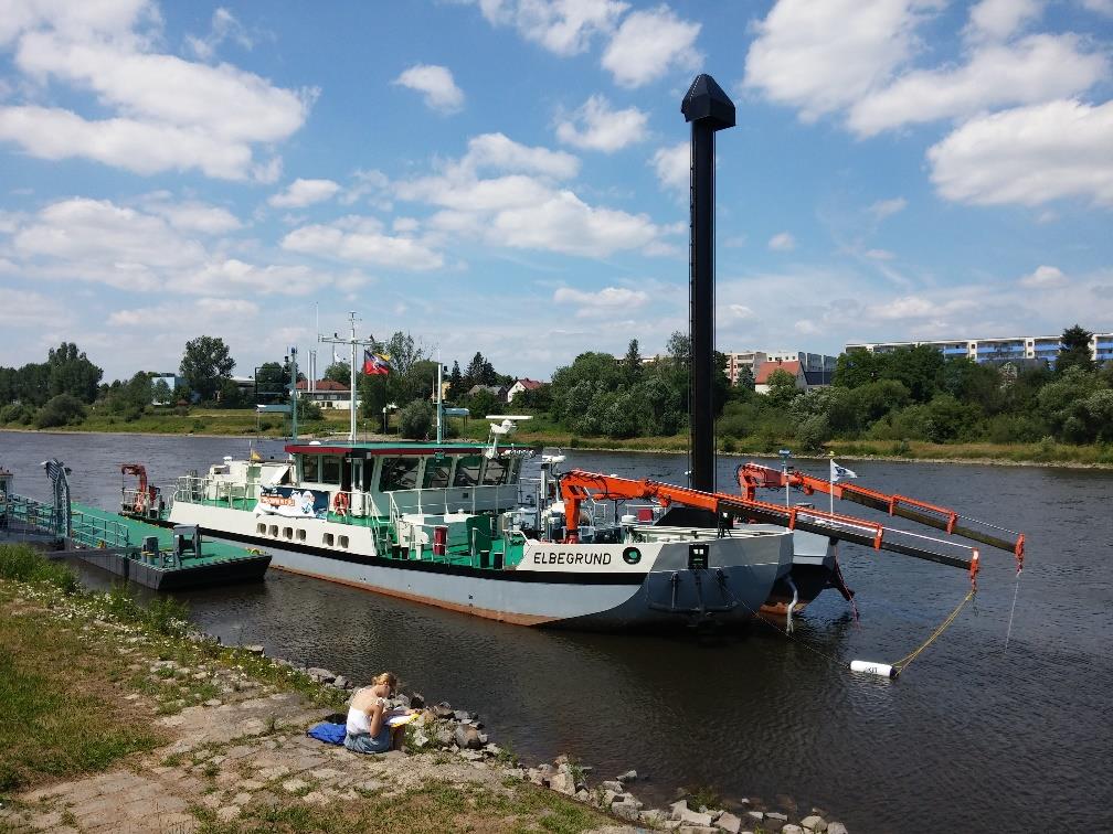 Für die Messungen während der Elbschwimmstaffel wurde der BIOFISH mit einem Kranhaken an dem Forschungsschiff MS Elbegrund angebracht, um die Messungen nicht durch die Fahrt bzw. das Schiff selbst zu beeinträchtigen.