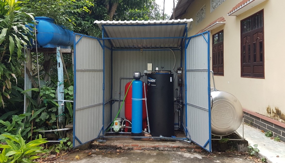 FERMANOX® Pilotanlage im Mekong Delta, Vietnam inkl. Förderpumpe und Druckbehälter (rot), SAR Tank (Schwarz) mit Regelungseinheit und Granulatfilter (blau) zur Vorentfernung von Mangan.