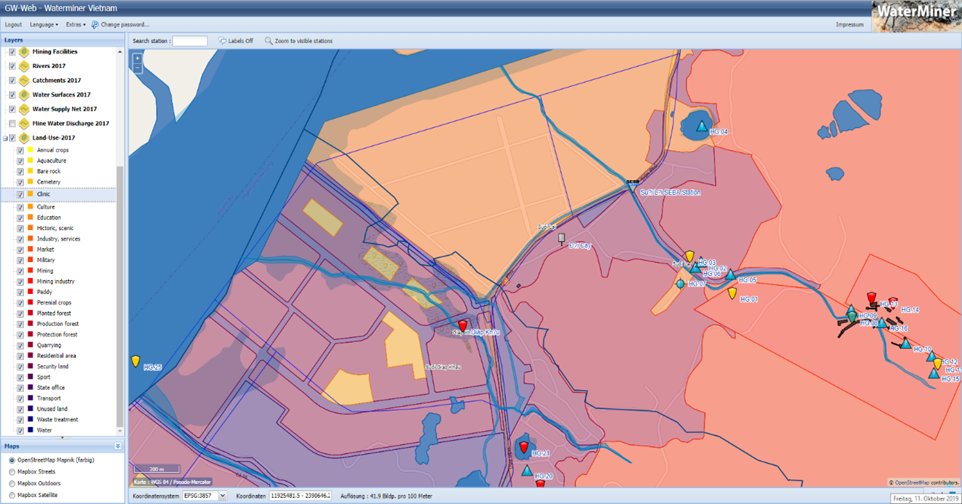 Screenshot aus der Software GW-Web mit einem Kartenausschnitt im Hauptfenster (rechts) und einem Fenster mit den vorhanden Daten und Symbolen links daneben.
