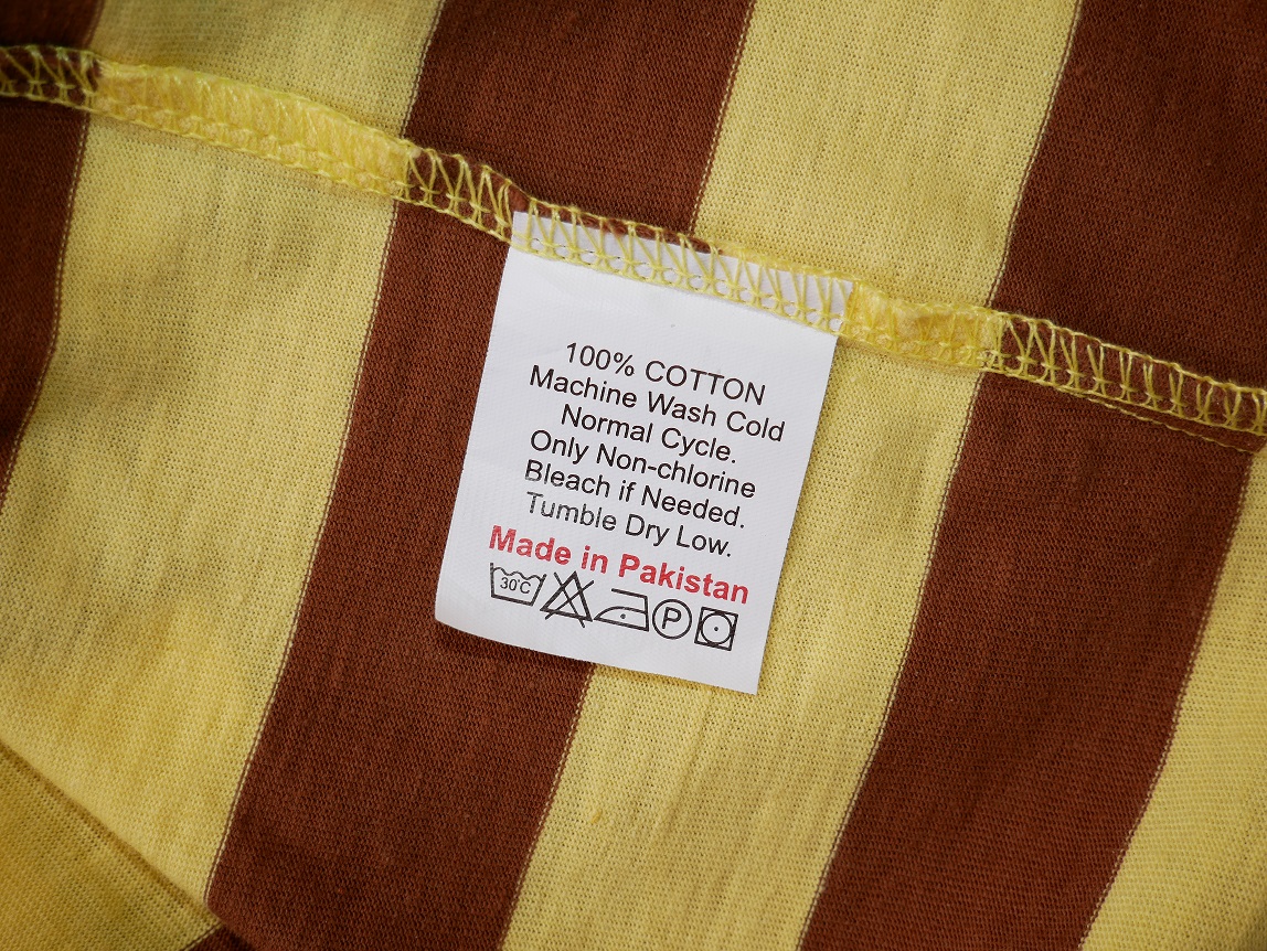 Waschanleitung eines in Deutschland gekauften T-Shirts „Made in Pakistan“