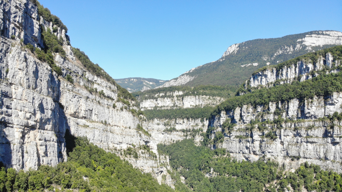 Das Foto zeigt eine karstige mediterrane Landschaft mit großen Felskanten die spärlich bewachsen sind.