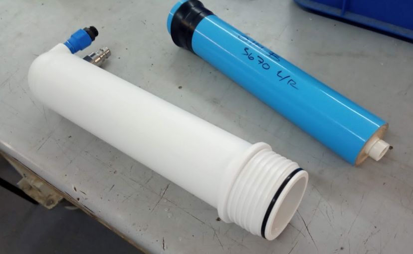 Zylindrisches Wasserfiltrationsmodul, spiralgewickelt, Länge ca. 30 cm und Durchmesser can 5 cm. In die Öffnung des Druckgehäuses kann das Filtermodul für die Benutzung eingesetzt werden.