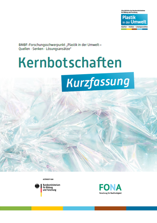 Dieses Bild zeigt die Titelseite der Kurzfassung der Kernbotschaften, mit den Logos der Partner, vor dem Hintergrund einer Plastikfolie.
