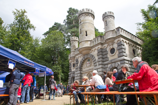 Large crowds at the "Wasserschlösslefest" (water castle festival)