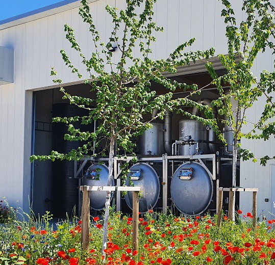 The picture shows a multi-stage plant for fractional evaporation with three evaporation boilers