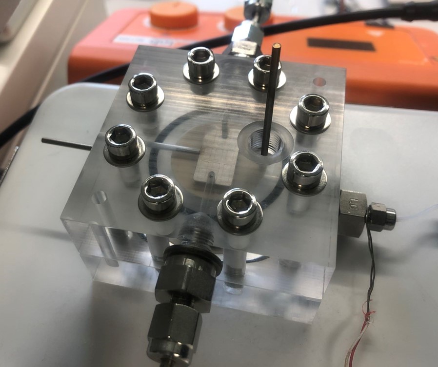 Foto des mikro-elektrochemischen Membranreaktors mit verschiedenen Anschlüssen