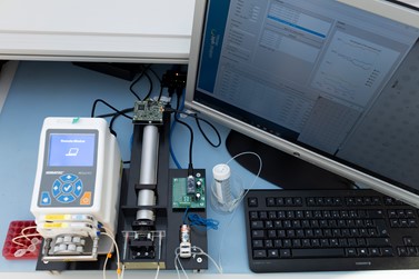 6-LED-Sensor für die optische Signalauslese von LSPR-Assays mit Pumpe für Probenzufuhr und Display