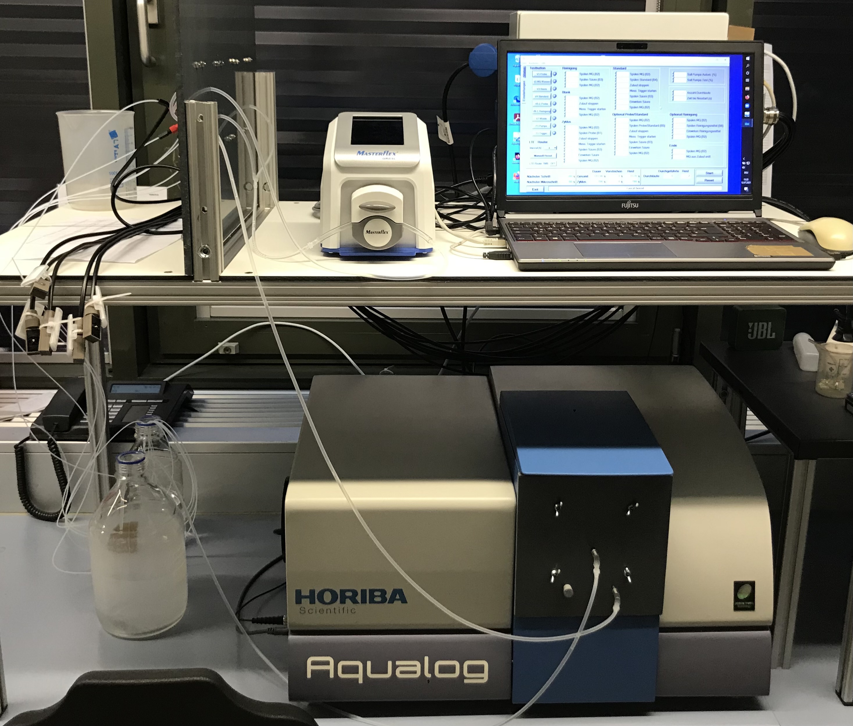 Labor-Setup mit Analysegeräten und Laptop