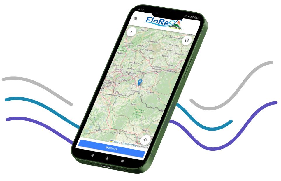 In der Mitte des Bildes ist ein Smartphone mit einer topographischen Karte und dem FloReST-Logo auf dem Bildschirm. Links und rechts davon sind jeweils drei gewellte Striche in blau, türkis und grau, die wie Wellen aussehen.