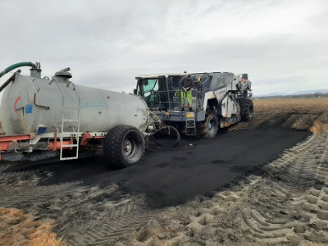 With technical equipment, a defined mass of sorbent per square meter and a defined volume of water (via a tank-trailer) per square meter is added and well mixed into the soil.